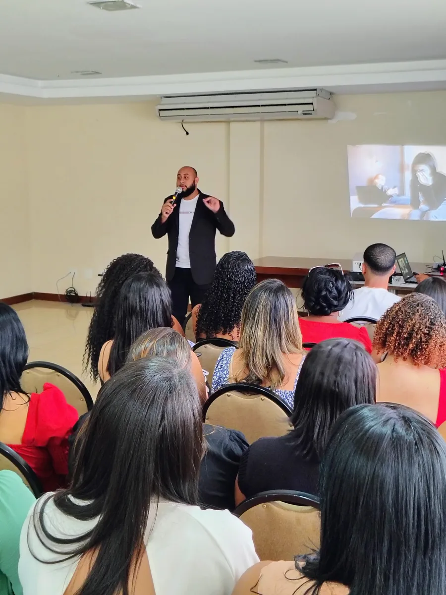 Wallace Moura falando para empresários