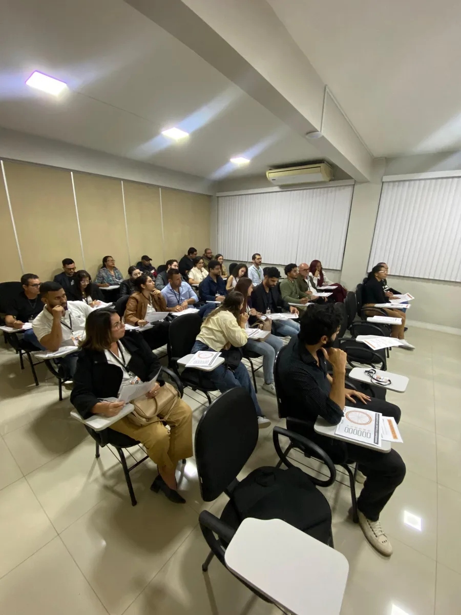 Empresários acompanhando o treinamento