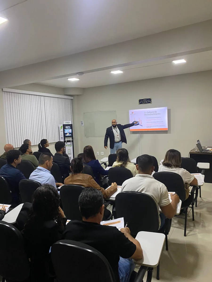 Wallace Moura interagindo com participantes